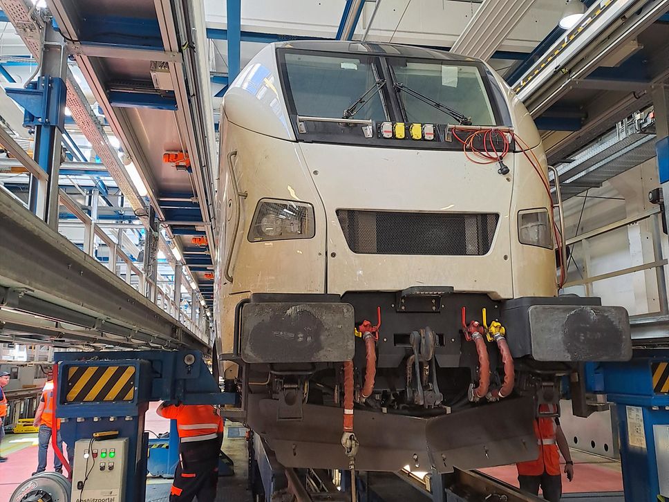 © DB Fernverkehr AG / Patrick Chirilus-Bruckner: ICE L im Werk Rummelsburg