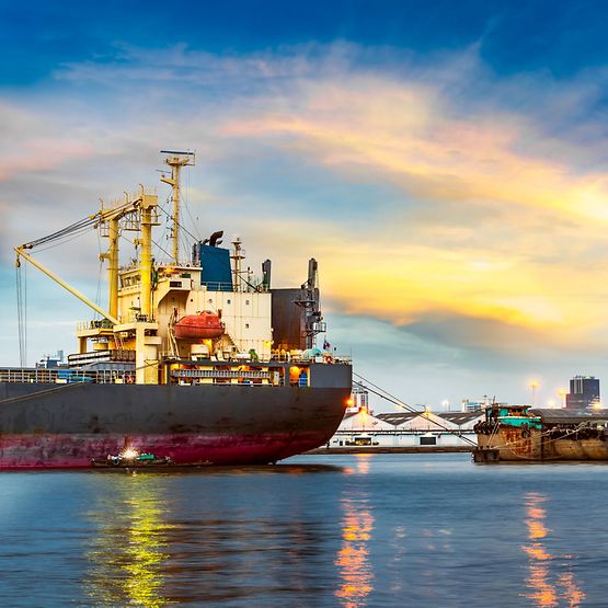 Hafen mit Schiff